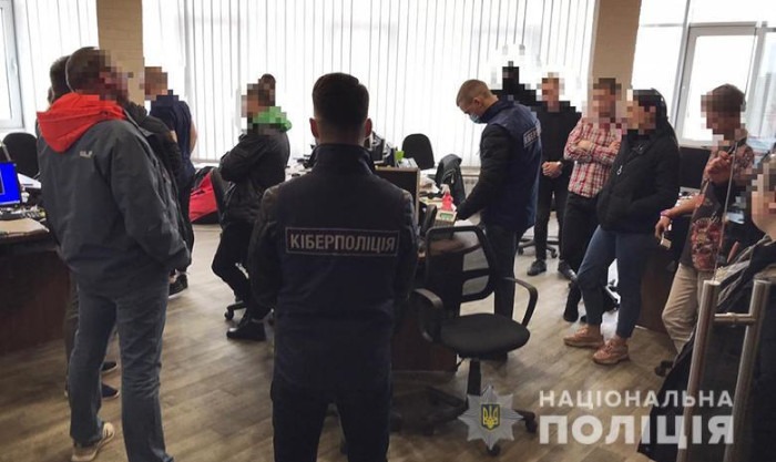 zdjęcia z akcji zatrzymania oszustów forex w kijowskim biurze fimry