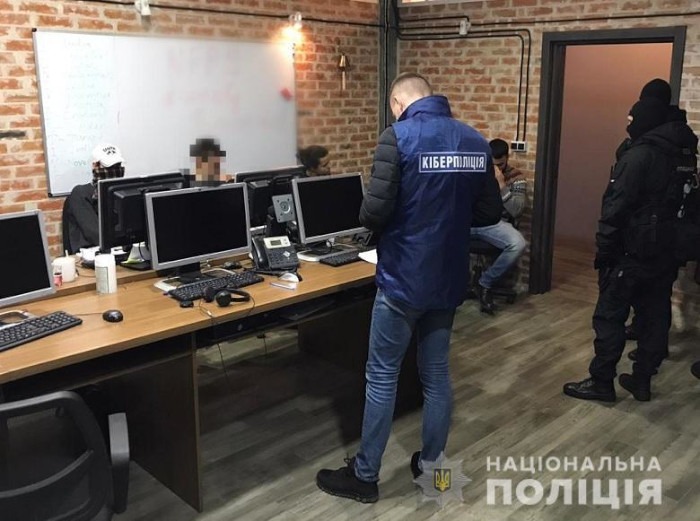 ukraińska policja podczas zatrzymania oszustów z kijowskiego call center