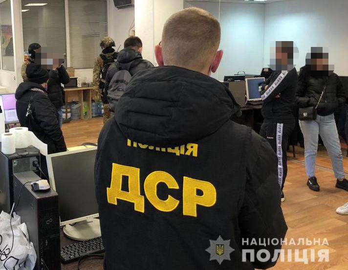 Funkcjonariusze ukraińskiej policji w zlikwidowanym call center